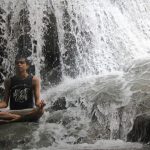 Pria tampan sedang bersemedi di Moramo Waterfall